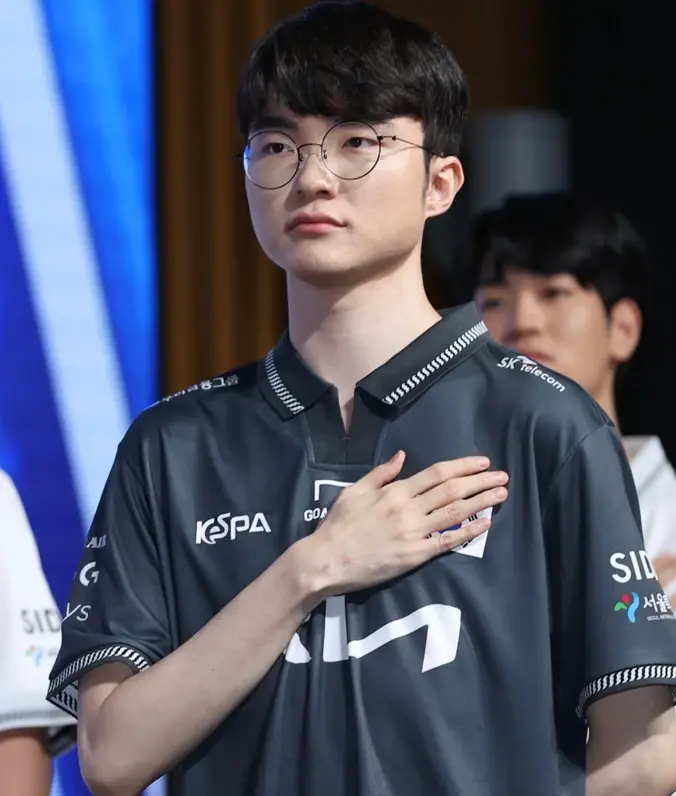 开云-Faker回归赛场,连败首场状态亮眼,C9观众沸腾!的简单介绍